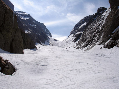 Il Passo del'Omo di Malgina 2621 m, durante la discesa nel canale.