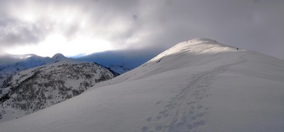 Il dosso sottostante l'Alpe Marnotto 1614 m, a sx il Monte Bregagno 2107 m nelle nebbie.