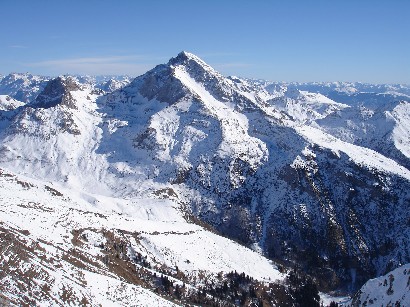 Il Pizzo Arera 2512 m dalla Cima di Menna 2300 m.