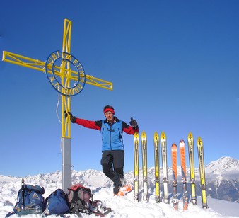 Gianluca in cima al Monte Pisello 2272 m, con sullo sfondo le cime della Val Masino.