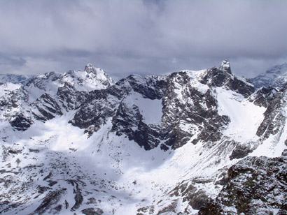 Il Piz dal Teo 3049 m a dx e sullo sfondo a sx al sole il Piz Sena o Vetta Sperella 3075 m.