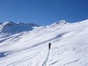 Lorenzo durante la salita,  sullo sfondo il Monte delle Mine 2883 m.