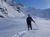 Giò in cima al dosso sopra la diga di Pescegallo, sullo sfondo il M. Valletto 2371 m.