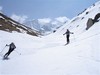 Nadia e Gianluca di divertono a fare evoluzioni su neve biliardo.