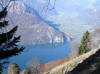 Il Lago di Mezzola oggi sembra uno specchio.