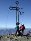 Foto sulla cima davanti alla vecchia croce (anno 2002). Quella nuova è stata installata nel 2004.