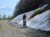 Un po' di neve accompagna la salita verso il Rifugio.