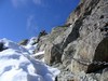 Passaggio innevato con catena.