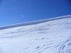 Cornici di neve che si stagliano verso il cielo blu.