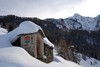 La cappelleta all'Alpe d'Assola 1761 m, con la Cima d'Assola 2166 m.