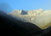 prima di immergersi nelle nebbie in Valle del Dosso, un ultimo sguardo alla cresta Martel-Caurga-Campanile. 