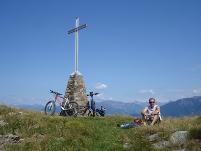 Dome in posa sulla cima.