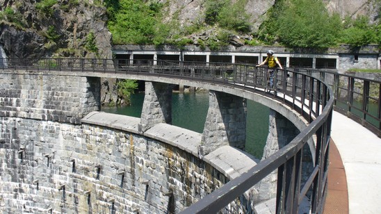 La diga che alimenta la centrale idroelettrica di Campo.