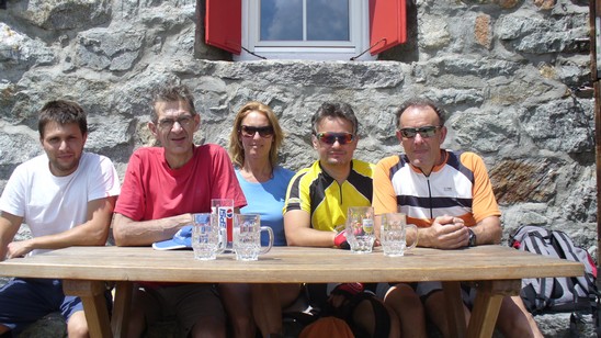 Foto alla capanna in compagnia di Iliana e suo marito.