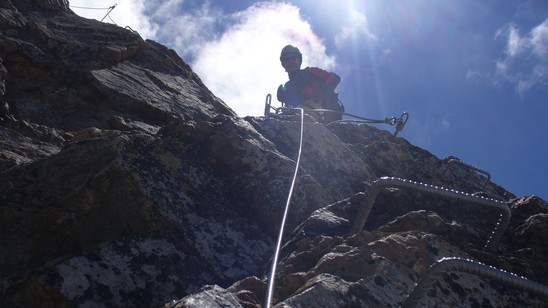 Affacciandosi sulla ferrata.