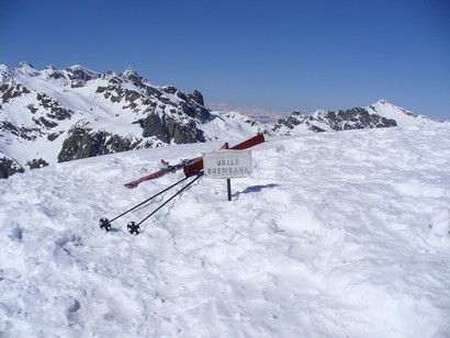 La neve è così tanta che spunta a fatica il cartello del confine provinciale.