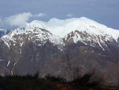 Il Monte Tamaro ancora innevato.