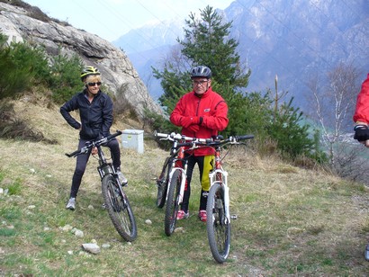 Milvia e Teo si preparano alla discesa.