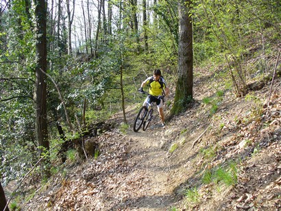 Mauro in un tratto di single track piuttosto ripido.