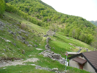 Sterrato indicato anche da apposito cartello.