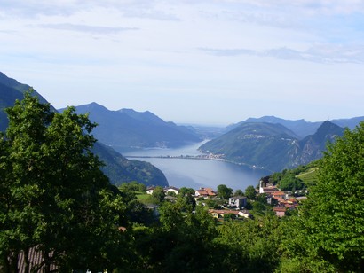 Il nucleo di Brè con il lago Ceresio.