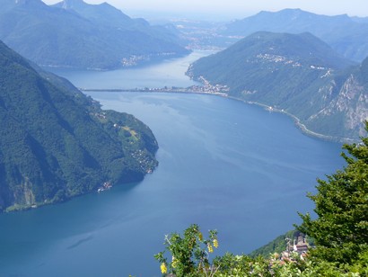 Il ponte diga di Melide sullo sfondo Porto Ceresio.