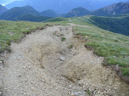 Il teorico sentiero ormai trasformatosi in canale di scolo.