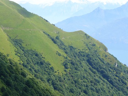Alla fine del traverso si scende a zig zag seguendo il sentiero.