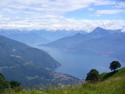 Vista verso l'Alto Lario con il Monte Legnone.