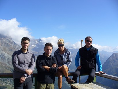 Foto di gruppo al rifugio.