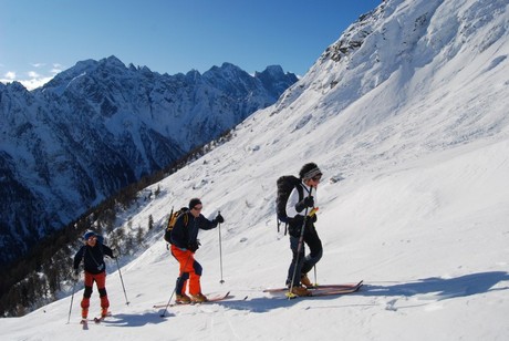Salendo in Val Furcela il Pizzo Cengalo 3369 m e Badile 3305 m.