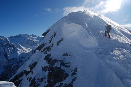 Gianluca affronta gli ultimi tratti da fare a piedi di cresta N, prima di raggiungere il Piz Cam 2634 m.