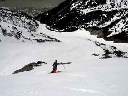 Giovanni in discesa... Sullo sfondo ben visibile la forra sfociante nel Lago di Cancano.