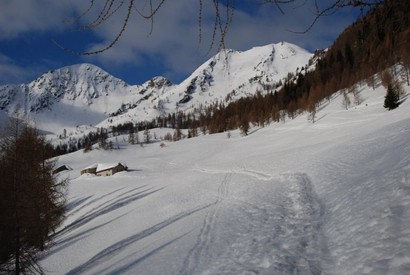La casera di Olano 1792 m ed il Pizzo di Olano 2267 m.