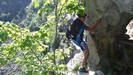 Daniele arrampicato su sul roccione di una galleria.