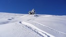 Blu, bianco scintillante: i colori ideali per lo scialpinismo.