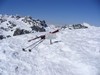La neve è così tanta che spunta a fatica il cartello del confine provinciale.