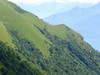 Alla fine del traverso si scende a zig zag seguendo il sentiero.