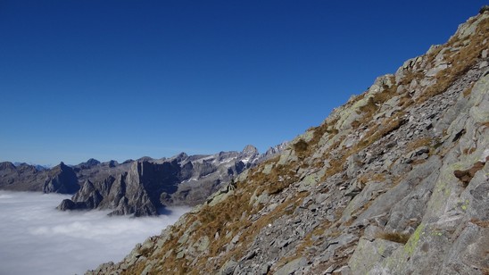Inconfondibile al centro la sagoma del Pizzo Badile.