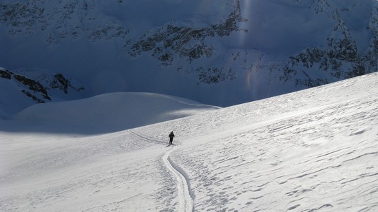 La traccia di salita fra la neve incontaminata.