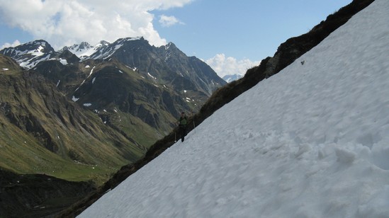 Fulvio attraverso i primi nevai verso la Val Cam.