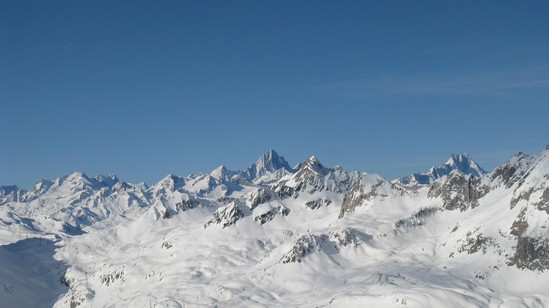 Finsteraarhorn al centro.