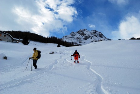 Sullo sfondo il Corno delle Ruzze 2808 m presso Munt da Campasc 1850 m.