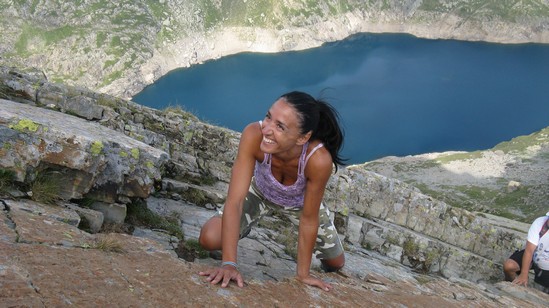 Laura sulla placca con sotto il Lago d'Inferno.