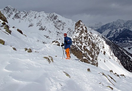 Dosso-il-Filetto: Giovanni nei pressi della sella 2578 m. Ben visibile la svettante quota 2596 m, l'elevazione più evidente della costiera.