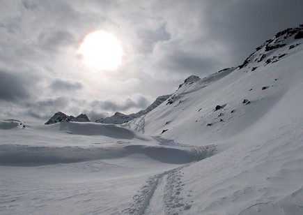 Dosso-il-Filetto: l'itinerario alla quota 2674 m (visibile a destra del sole), visto dalla sella 2578 m.