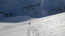 La traccia di salita fra la neve incontaminata.