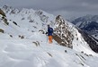 Dosso-il-Filetto: Giovanni nei pressi della sella 2578 m. Ben visibile la svettante quota 2596 m, l'elevazione più evidente della costiera.