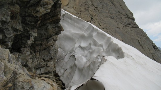 Roccia e neve; grigio e bianco...