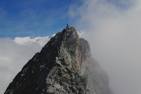 Nuvole ventose attorno alla cima.